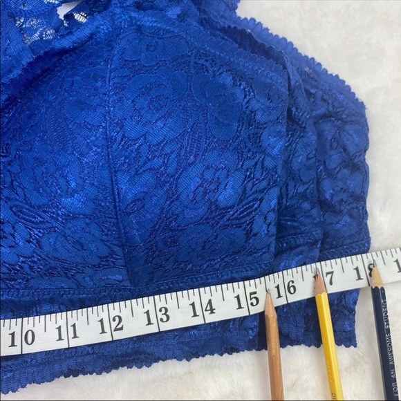 Plus Sapphire hourglass back lace bralette w. pads - Picture 5 of 8
